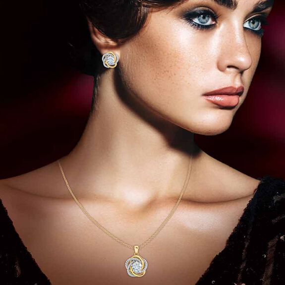 Perfektně spárovaný přívěsek uzlu lásky s odpovídajícími náušnicemi ZDARMA